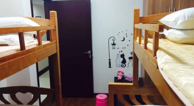 Кровать в общем номере (мужской номер) Yi Jia Ren Hostel