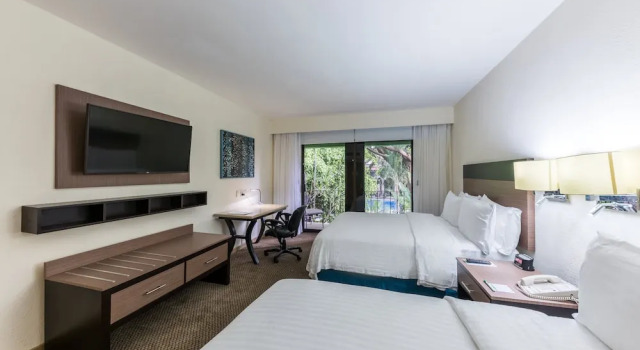 Четырёхместный номер Standard с красивым видом из окна Holiday Inn Guadalajara Expo Plaza del Sol by IHG