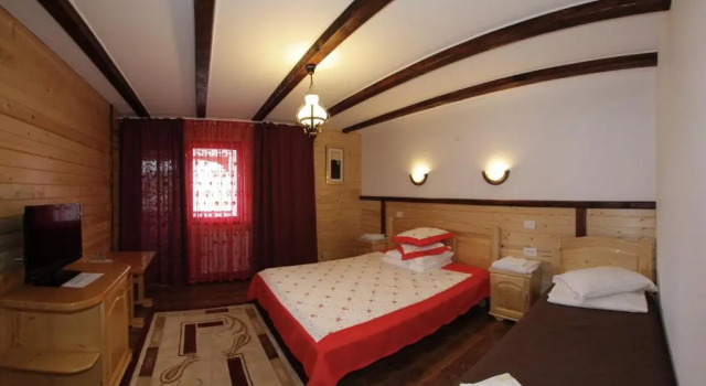 Pensiunea Lacramioara, Varaa Hotelli Hotellit Carpathians - Romania uima-altaalla, Uima-allas