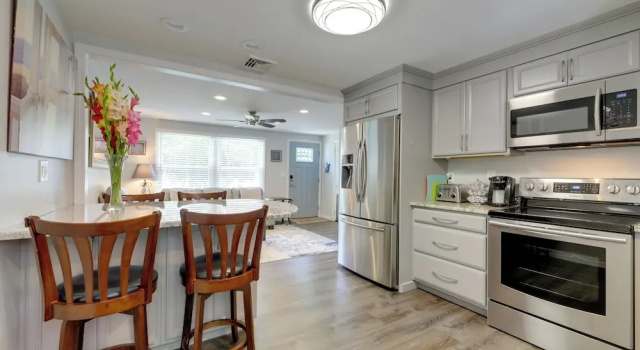 Коттедж Coastal Getaway w/ Porch, 2 Mi to Niantic Beach!