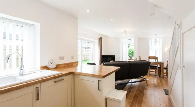 Superb Detached Coach House in Peaceful Location!