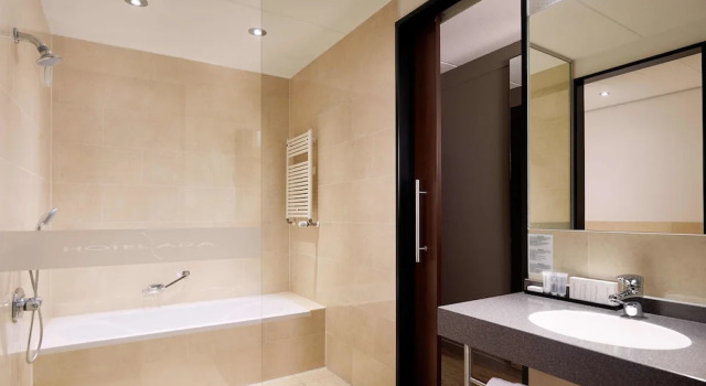 Двухместный номер Deluxe с балконом и с видом на сад Van der Valk Hotel ARA