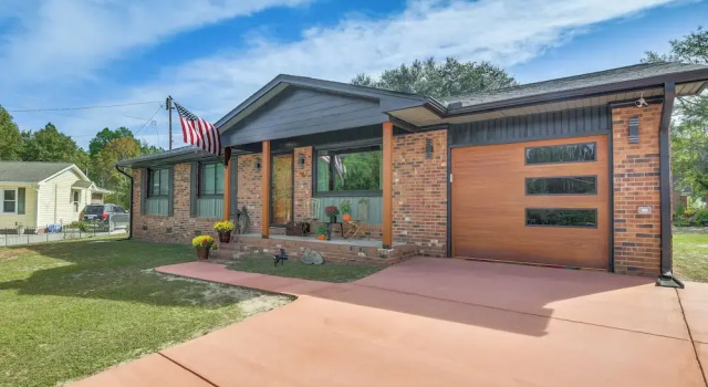 Коттедж 1 Mi to Fort Bragg: Family Home w/ Backyard