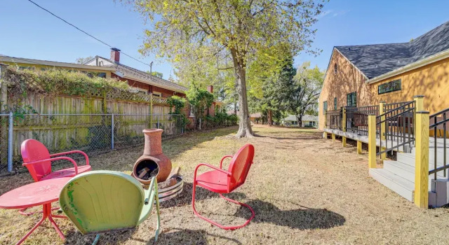 Коттедж < 9 Mi to Dtwn Tulsa: Lovely Home w/ Yard & Deck!
