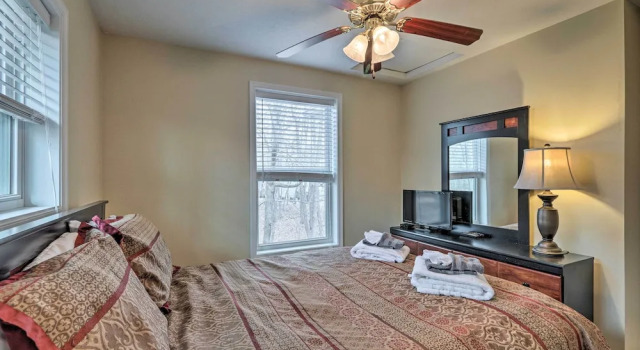 6 Mi to Skiing: Family Poconos Home w Decks!, Book Feriehus Albrightsville Carbon County