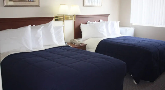 Четырёхместный номер Standard Main Street Lodge and Suites