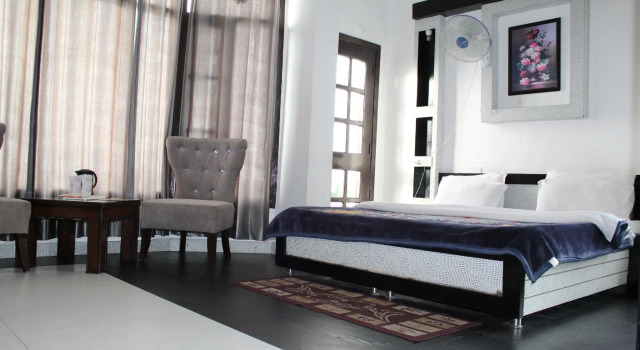Hotel Topaz, Rezerwuj Hotel Hotele w Chamba z parkingiem, Parking