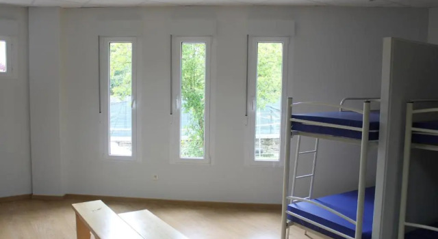 Кровать в общем номере Pensión-Albergue Puente Ribeira