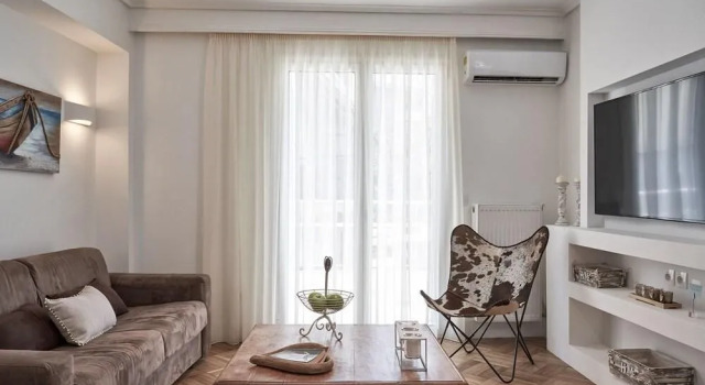 Marvelous n Bright Apartment next to Megaro Mousikis