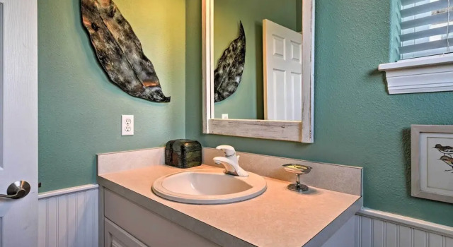 Коттедж Walk to Shore: Holmes Beach Home w/ Pool & Hot Tub