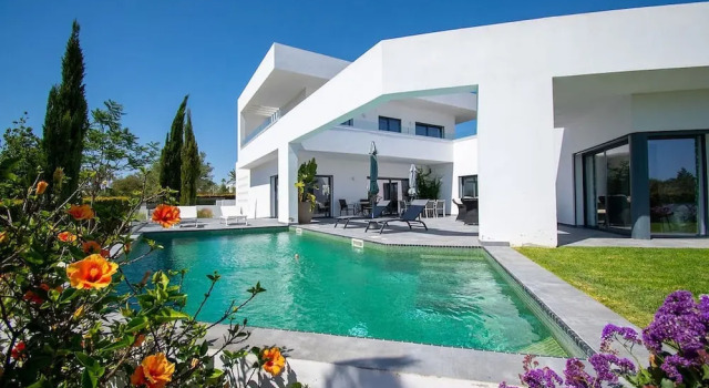 Коттедж Casa Blanca Magnificent 4 Bedroom Villa With MOD