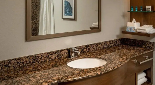 Двухместный номер Standard Delta Hotels by Marriott Huntington Mall