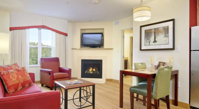 Residence Inn by Marriott Colchester, Varaa Hotelli Hotellit New England uima-altaalla, Uima-allas