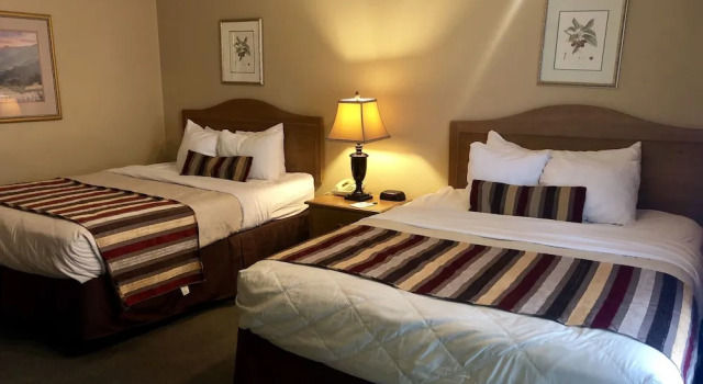Четырёхместный номер Standard Lamp Liter Inn Visalia, an Ascend Collection Hotel