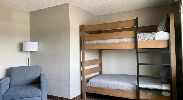 Четырёхместный номер Deluxe AmericInn by Wyndham New Richmond