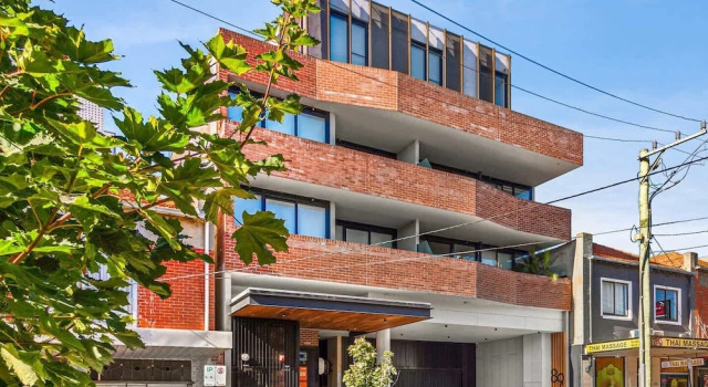 Central Oakleigh 2BR Apartment w Parking