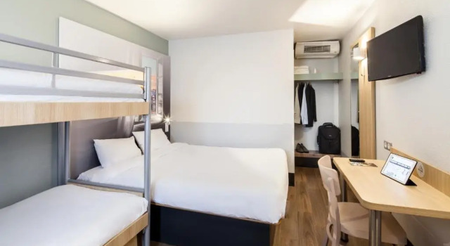 Четырёхместный номер B&B HOTEL La Queue En Brie
