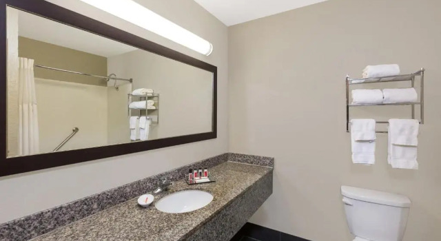 Номер Standard Clarion Inn Des Moines Airport