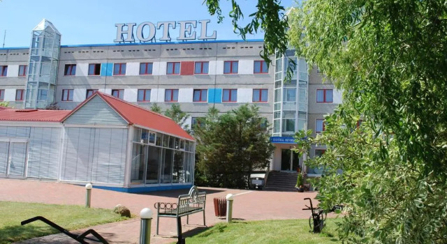 Hotel Horizont GmbH, Забронировать Отель Отели Нойбранденбурга с парковкой, Парковка