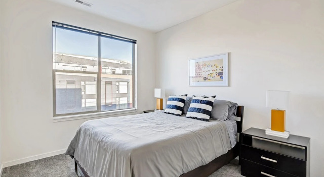 2BR Loft in the Heart of Denver Sleeps 8, Забронировать Отель Отели Денвера 3 звезды, рядом с Бейсбольный стадион «Курс-филд», 3*