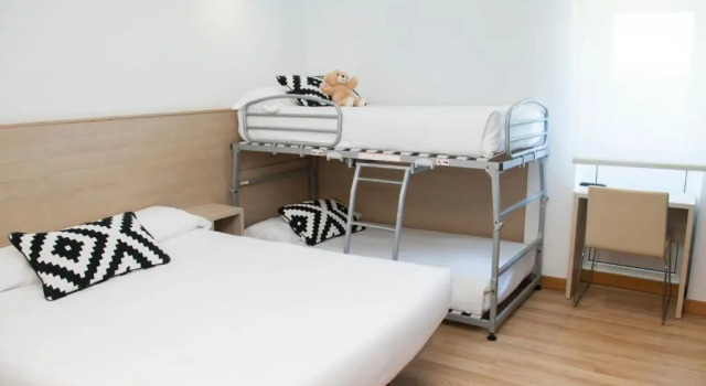Четырёхместный номер Standard Hotel Restaurante Cadosa