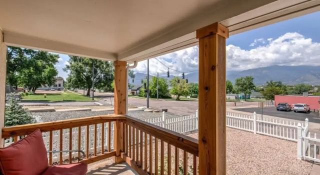 2BR Downtown Adventure Pikes Peak Views AC!, Забронировать Дом для отпуска Отели в центре Колорадо-Спрингса, в центре