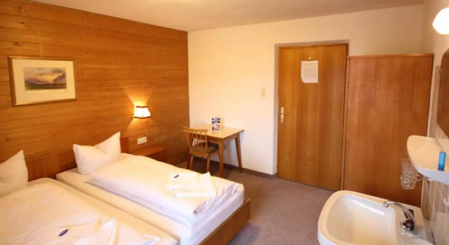 Haus Schönjochl by Châtel Reizen, Rezerwuj Hotel Hotele w Tyrol z parkingiem, Parking