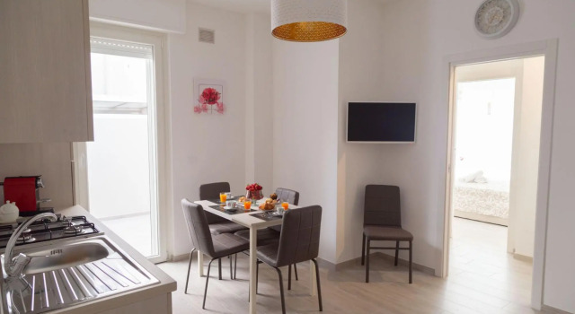 6 persons, 1 bathroom, suitable for families, central location, private balcony-Casa Martina by Home080