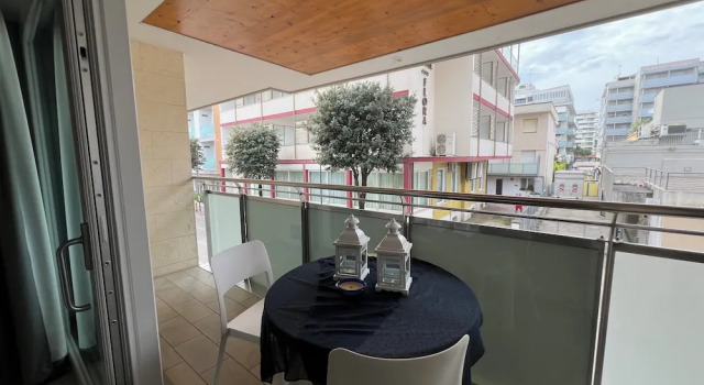 Modern Flat With Balcony by the Beach, Book Lejlighed Hoteller i Friuli Venezia Giulia med parkering, Parkering