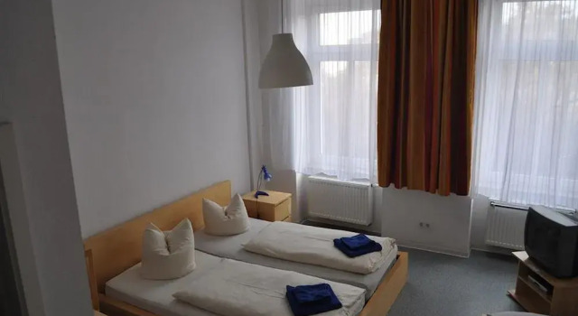 A bed Privatzimmer Dresden - Nichtraucherpension, Забронировать Отель Отели Дрездена с парковкой, рядом с Дрезденская государственная оперетта, Парковка