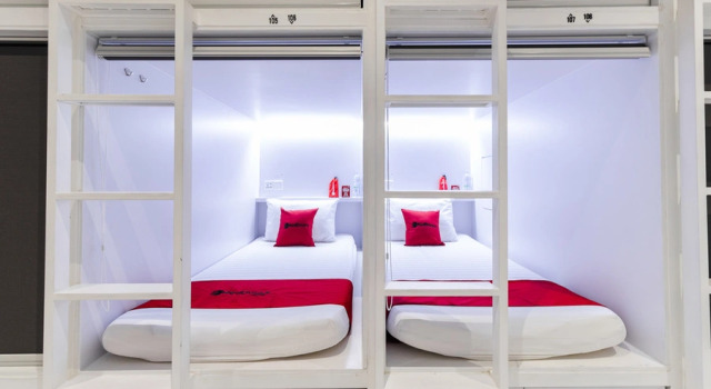 Кровать в общем номере RedDoorz Hostel @ Uno Capsule Medan