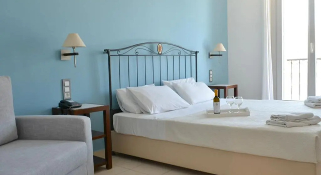 Трёхместный номер Standard с балконом Aretanassa Hotel