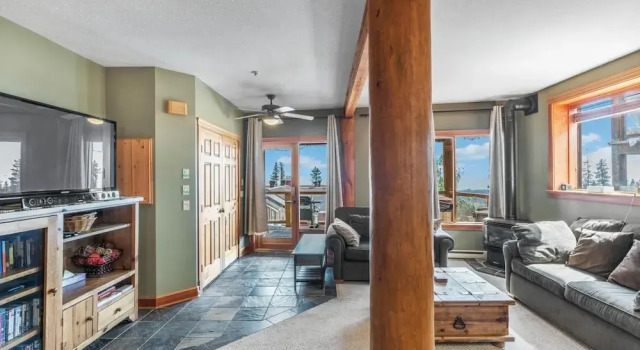 Cozy Nook - Cozy and Rustic with Private Hot Tub and a Nice View, Book Hotel Hotels in Beaverdell with Parking, Parking