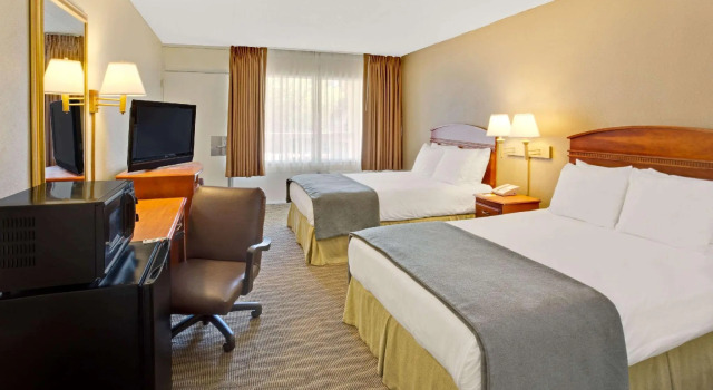 Четырёхместный номер Standard Days Inn by Wyndham Silver Spring