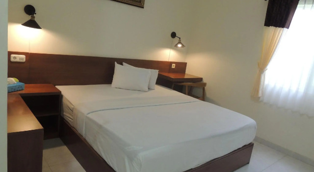 Camera Deluxe Wisma Tamu UKSW