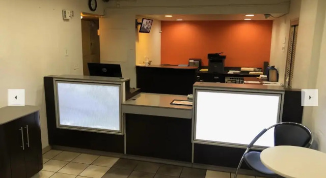 Кровать в общем номере Motel 6 Pompano Beach