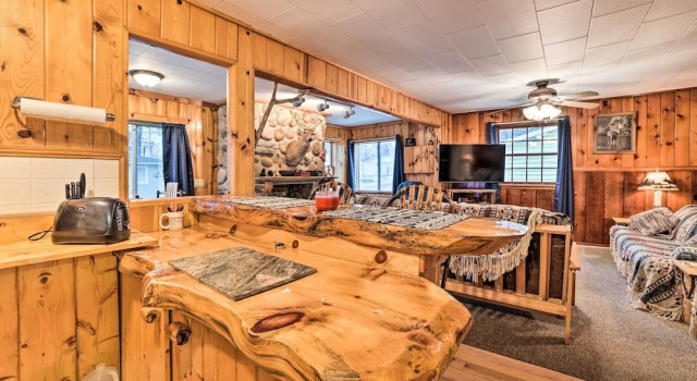 Коттедж Cozy & Rustic Cottage With Houghton Lake Access!