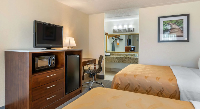 Четырёхместный номер Standard Quality Inn and Suites Palatka Riverfront