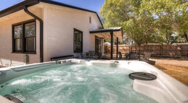 Brand New Private Pool and Hot-tub Near Main!, Забронировать Отель Фредериксберг Texas Wine Country, рядом с Театр Rockbox