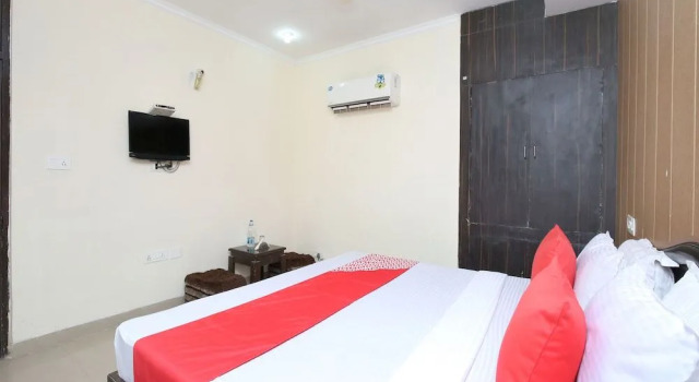 OYO 14099 Hotel The kuber, Забронировать Отель Отели штата Харьяны с парковкой, Парковка