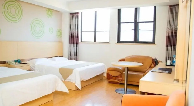 Семейный номер Deluxe GreenTree Inn Shanghai Pudong Shenmei East Express Hotel