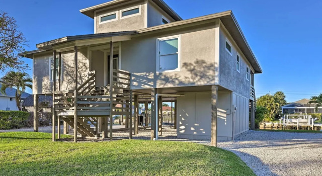 Коттедж с 3 комнатами с балконом Modern Marco Island Retreat w/ Private Pool!