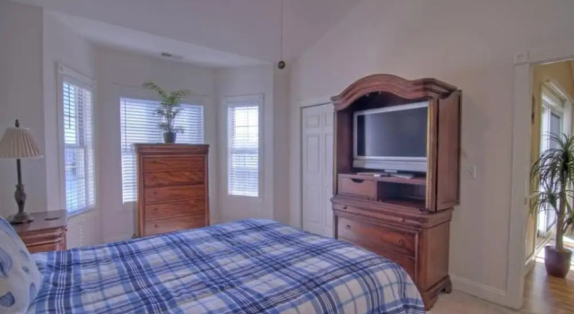 Just an 8 Minute Drive to Myrtle Beach Sands..., Забронировать Вилла Отели Миртл-Бич с парковкой, рядом с PineHills Palmetto at Myrtlewood Golf Club, Парковка