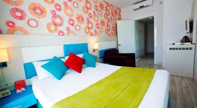 Standardowy dwuosobowy pokój z widokiem na basen The Colours West Hotel