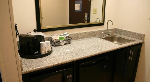 Четырёхместная студия Hampton Inn & Suites Detroit/Airport Romulus