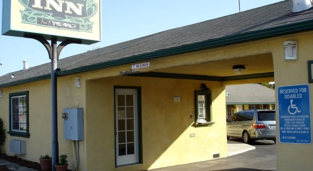 Arroyo Village Inn, Забронировать Мини-отель Отели Арройо-Гранде с парковкой, рядом с Arroyo Grande Community Hospital, Парковка