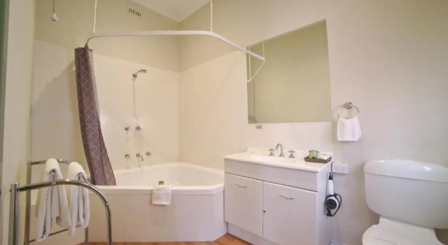 Апартаменты Ballarat Station Apartments Queen Studio with Spa