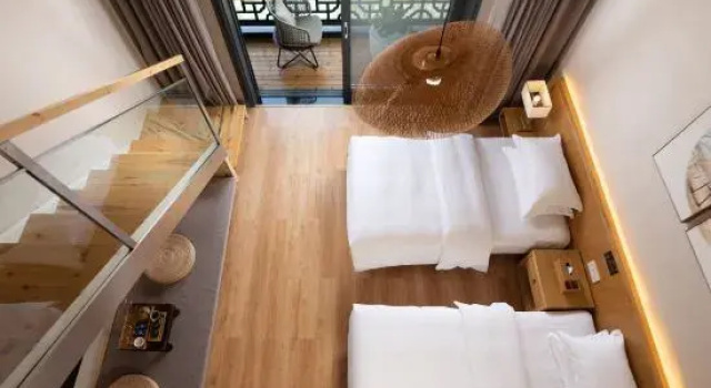 Трёхместный люкс Дуплекс с видом на реку Fenghuang Yunqiao Free River View Boutique Homestay (Fenghuang Ancient City Yunqiao Branch)
