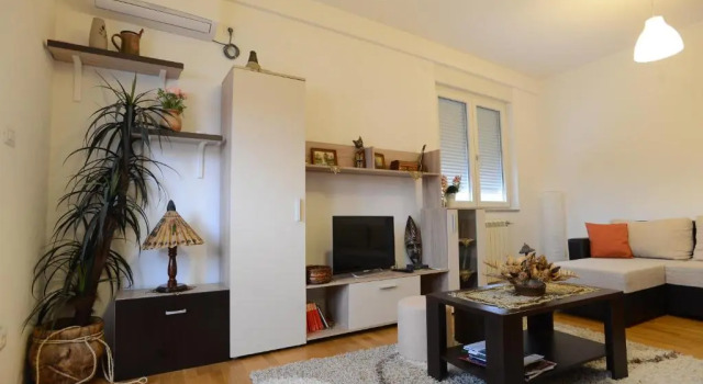 Apartment Lux Lomina, Buchen Sie Ferienwohnung Čačak 