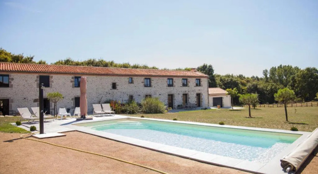 Коттедж Gîte "La Grange" 5 personnes proche du Puy du Fou avec piscine